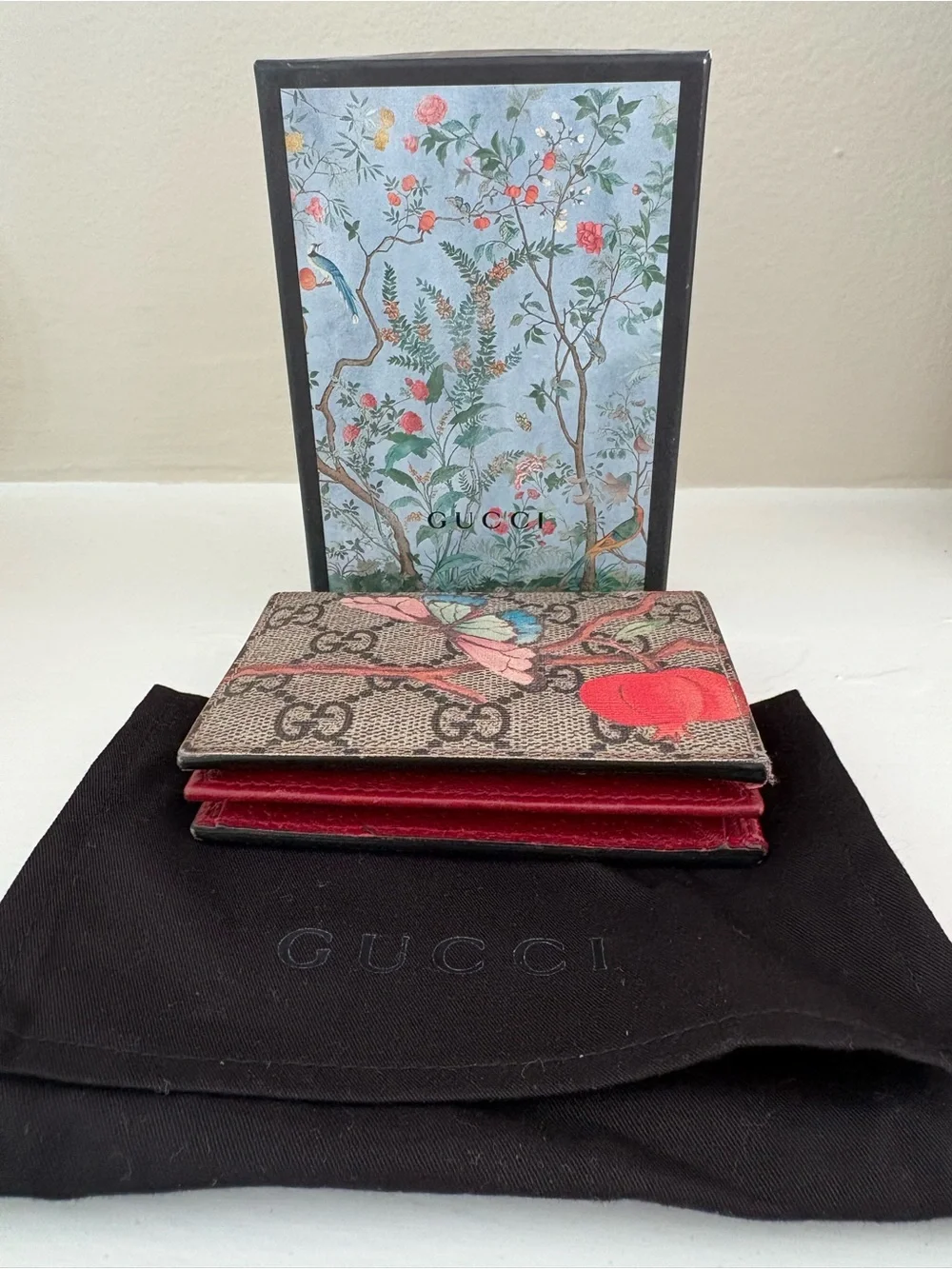 Gucci Floral GG Supreme Card Holder in Beige and Red